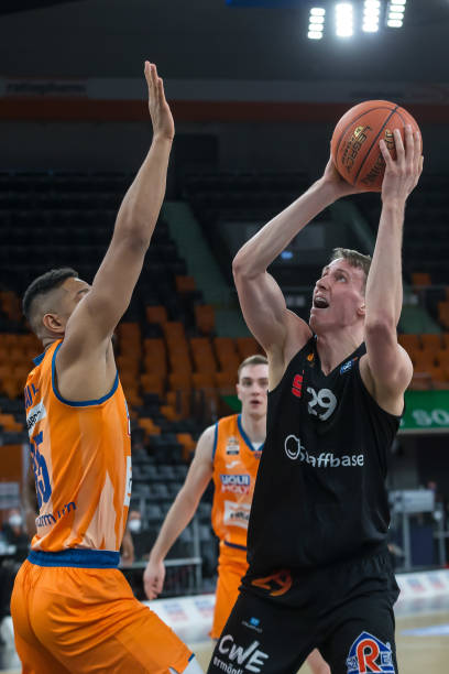 用举足轻重 用举足轻重